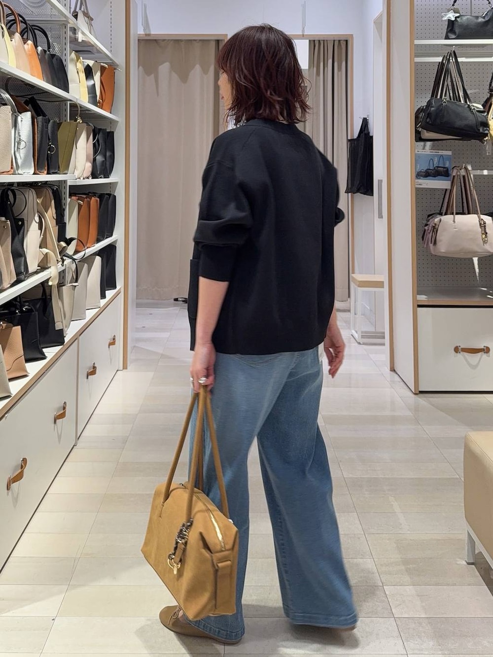 ブラック系のバレエシューズ、ブラック系のタンクトップ、ベージュ系のボストンバッグを着用したレディースの春コーディネートの7枚目の写真