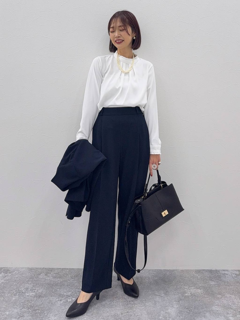 ブルー系のセットアップ、その他のネックレスを着用したレディースの秋コーディネートの2枚目の写真