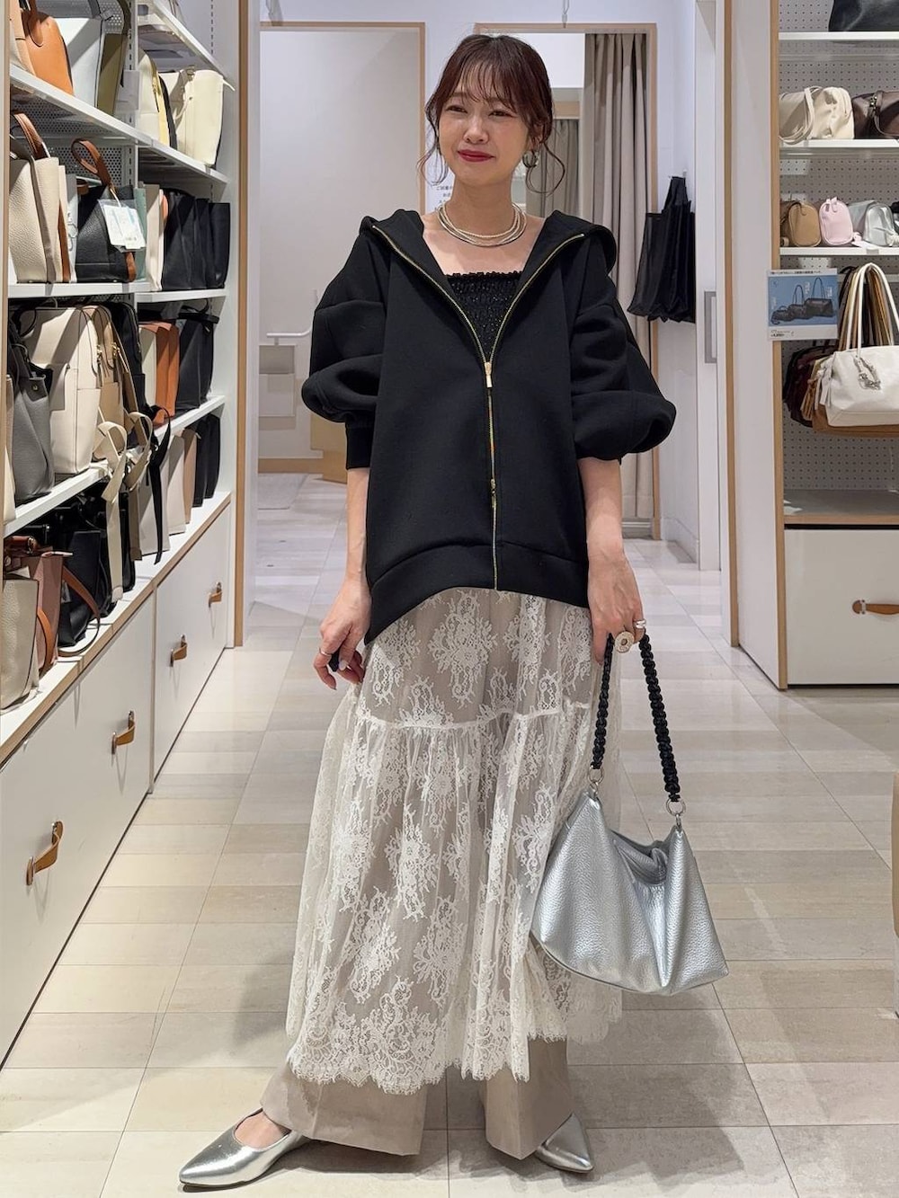 グレー系のワンピース、ベージュ系のその他パンツ、ブラック系のパーカーを着用したレディースの春コーディネートの2枚目の写真