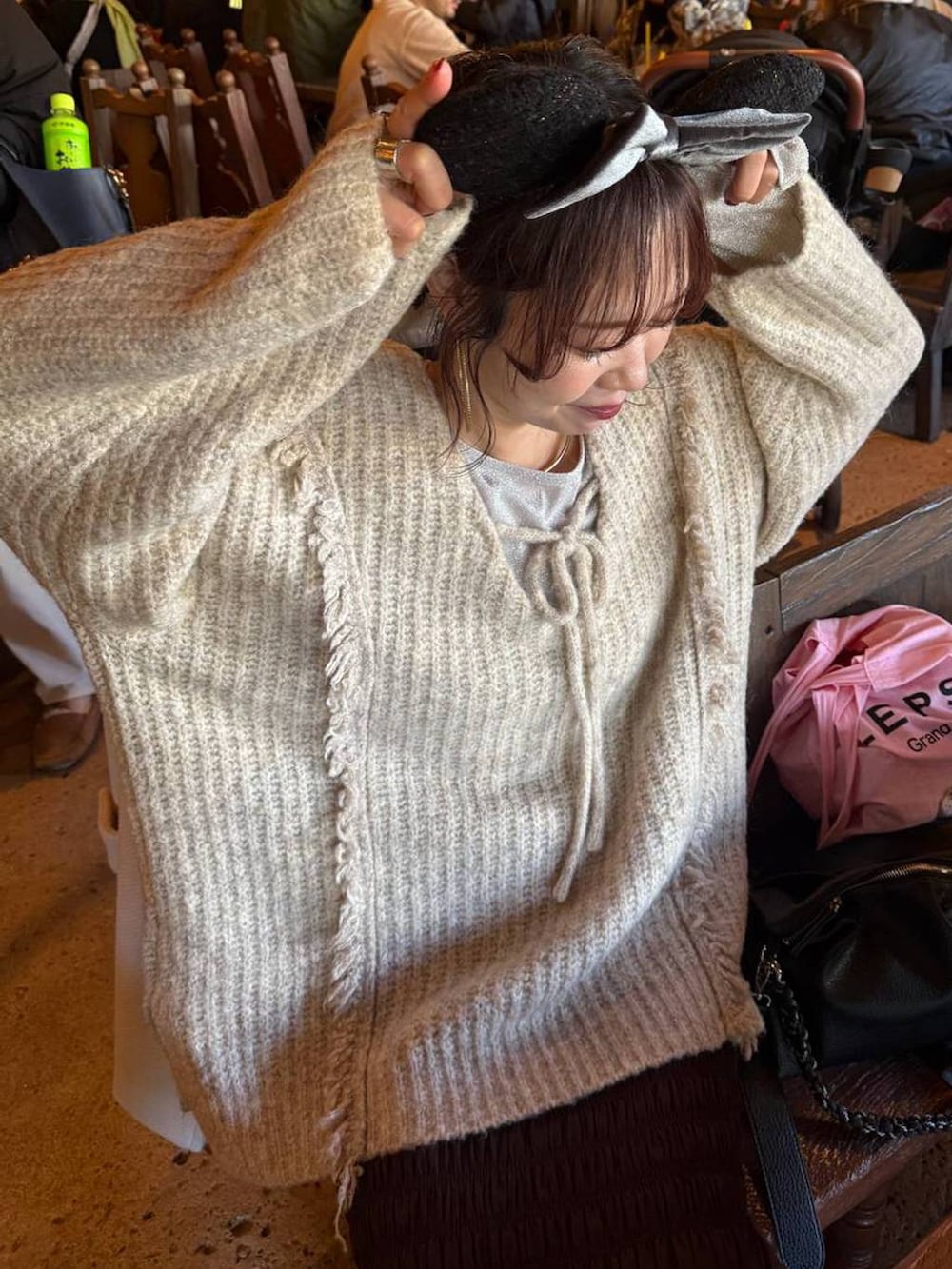 ホワイト系のニット/セーター、ブラック系のスカート、ベージュ系のブルゾンを着用したレディースの冬コーディネートの5枚目の写真