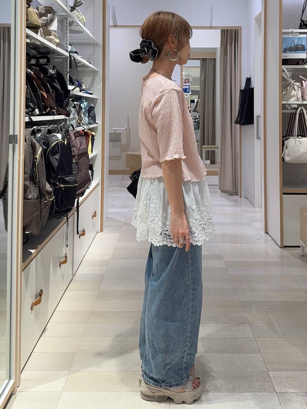 ブルー系のデニムパンツ、ホワイト系のその他トップス、シルバー系のネックレスを着用したレディースの春コーディネートの9枚目の写真