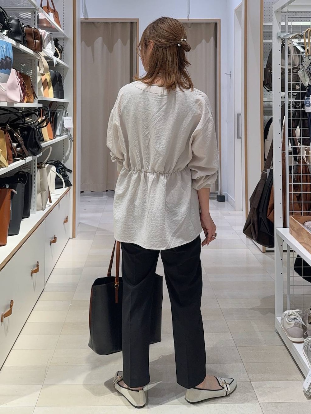 ホワイト系のパンプス、ブラック系のその他パンツ、ベージュ系のタンクトップを着用したレディースの夏コーディネートの4枚目の写真