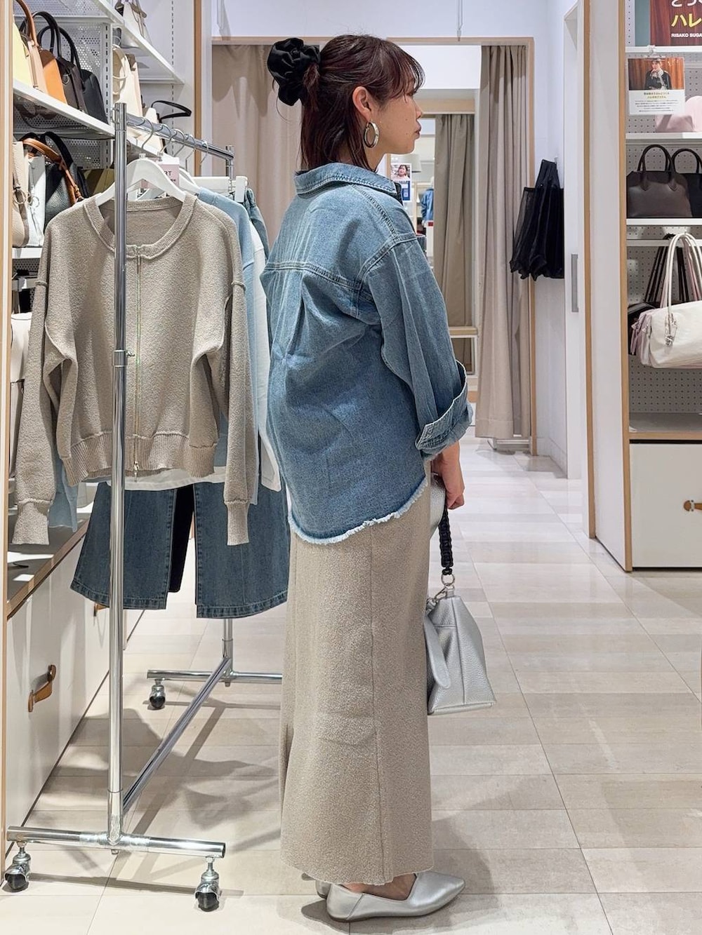 シルバー系のパンプス、ベージュ系のワンピース、ブルー系のシャツ/ブラウスを着用したレディースの春コーディネートの9枚目の写真