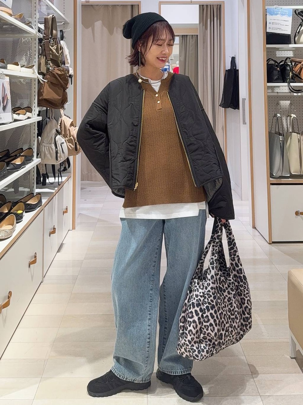 グレー系のブルゾン、グレー系のその他パンツ、ブラック系のボストンバッグを着用したレディースの秋コーディネートの4枚目の写真