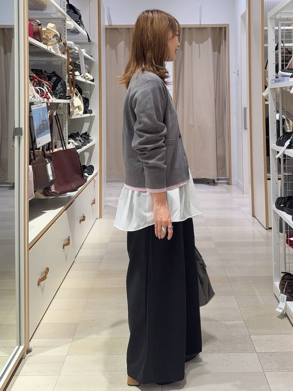 グレー系のトートバッグ、ホワイト系のTシャツ/カットソー、ブラック系のその他パンツを着用したレディースの秋コーディネートの8枚目の写真