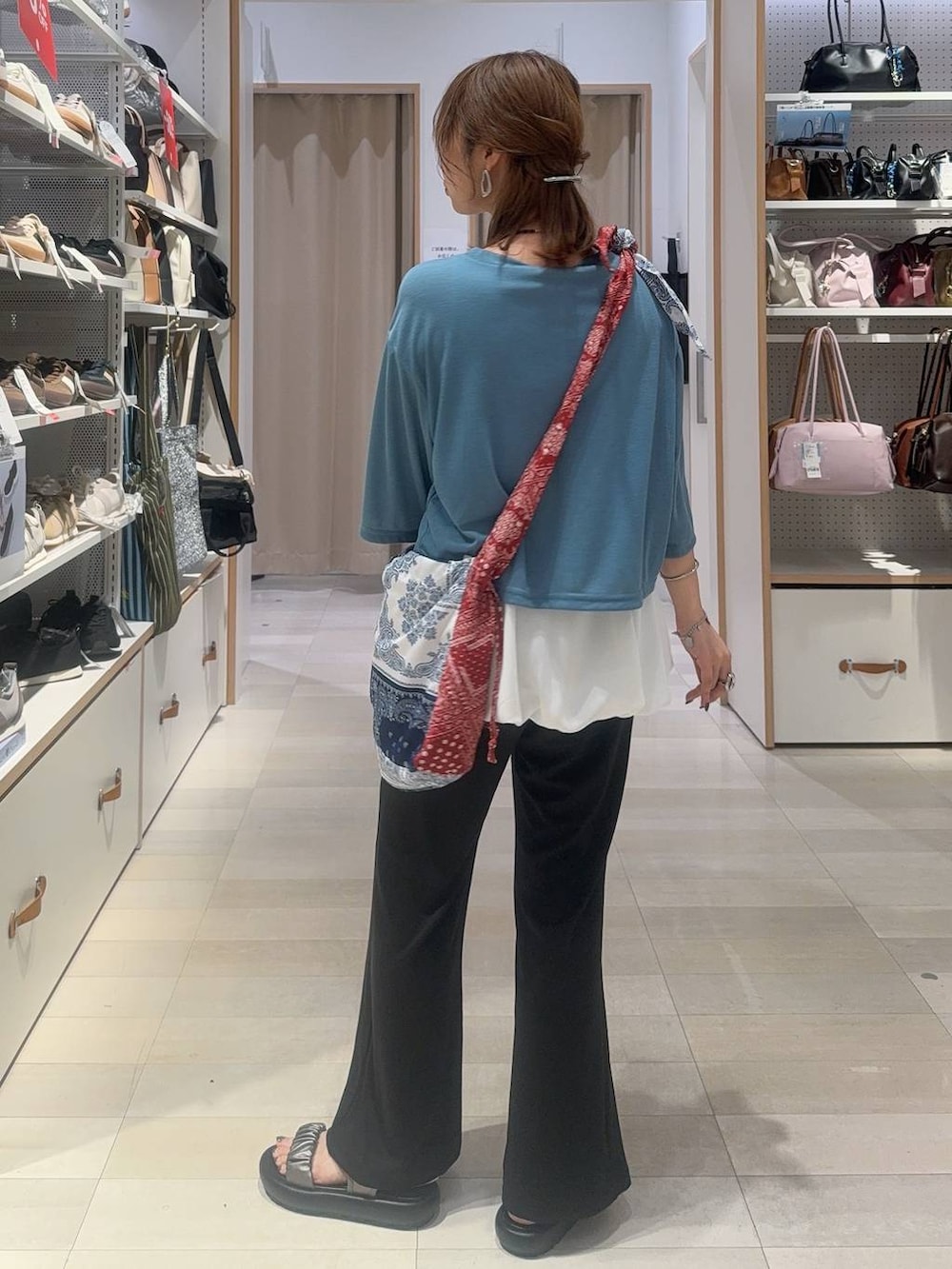ブルー系のカーディガン/ボレロ、その他のサンダル、ブラック系のその他パンツを着用したレディースの夏コーディネートの8枚目の写真