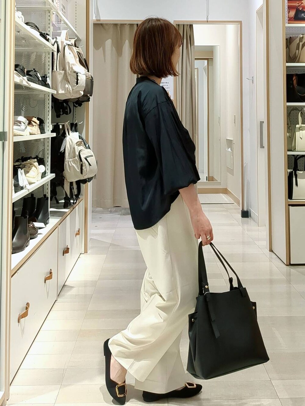 ホワイト系のその他パンツ、ブルー系のシャツ/ブラウス、ブラック系のショルダーバッグを着用したレディースの春コーディネートの6枚目の写真