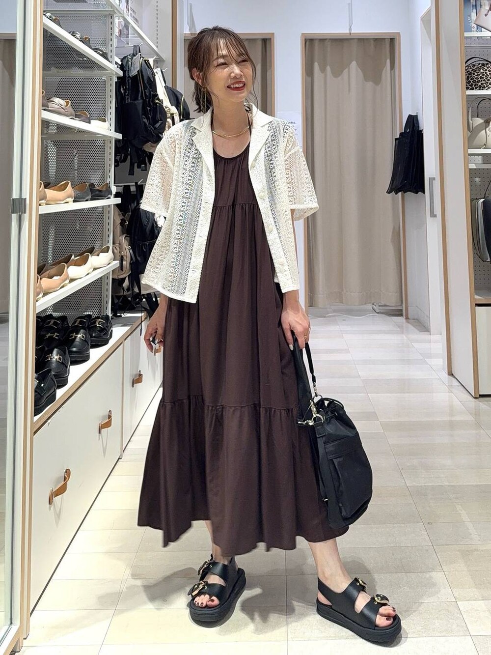 ブラック系のキャミソール、ブラック系のショルダーバッグ、グレー系のTシャツ/カットソーを着用したレディースの夏コーディネートの4枚目の写真