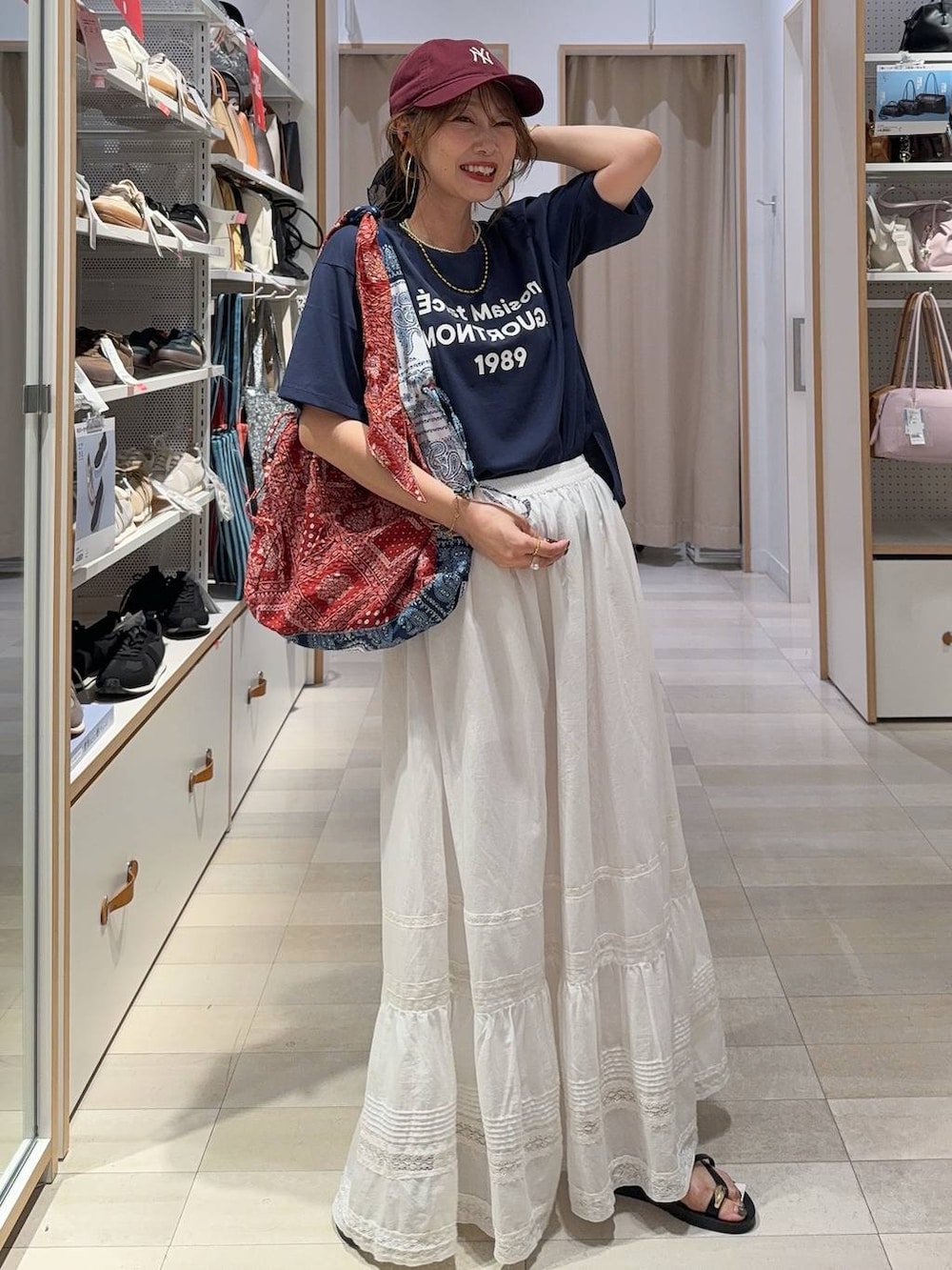 ブルー系のTシャツ/カットソー、ブラウン系のその他パンツ、ブラック系のサンダルを着用したレディースの夏コーディネートの3枚目の写真