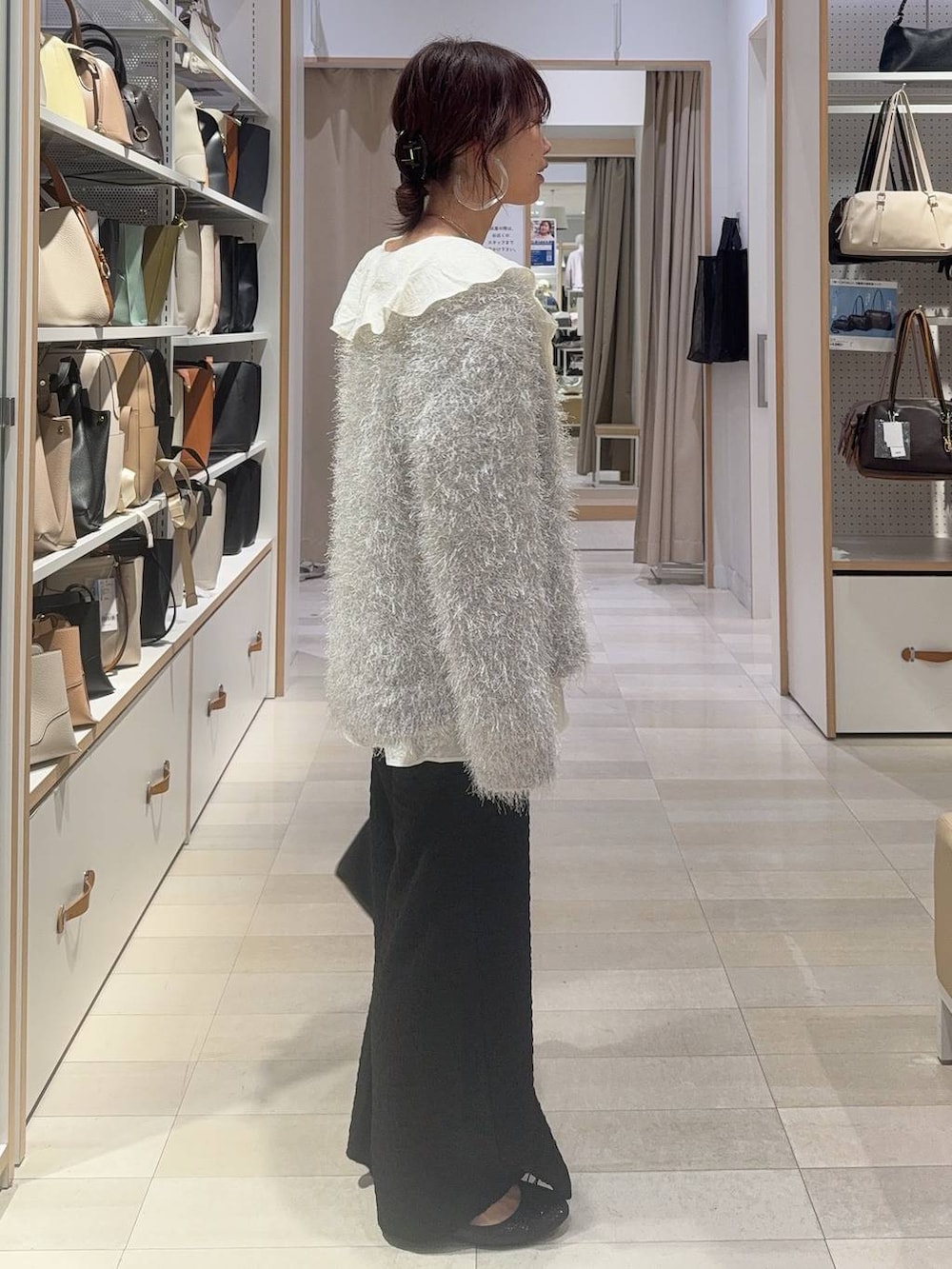 ブラック系のバレエシューズ、グレー系のカーディガン/ボレロ、シルバー系のネックレスを着用したレディースの春コーディネートの5枚目の写真