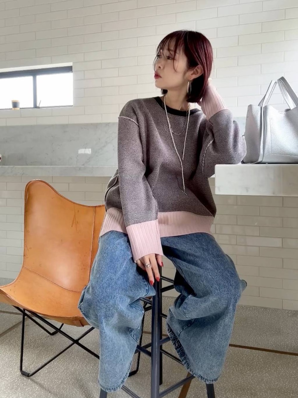 ブルー系のダウンジャケット/コート、ブラック系のスカート、ホワイト系のTシャツ/カットソーを着用したレディースの秋コーディネートの3枚目の写真