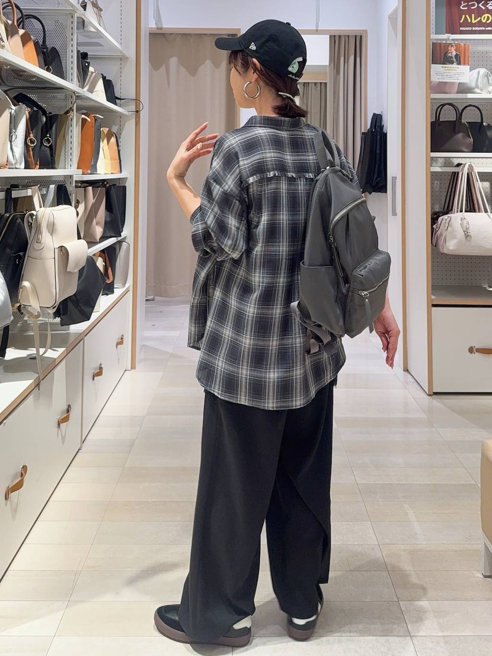 ブラック系のスニーカー、グレー系のバックパック/リュック、ブラック系のシャツ/ブラウスを着用したレディースの冬コーディネートの9枚目の写真