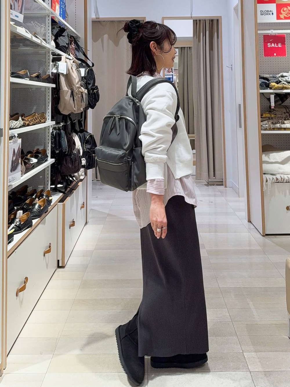 グレー系のバックパック/リュック、ピンク系のシャツ/ブラウス、グレー系のワンピースを着用したレディースの冬コーディネートの5枚目の写真