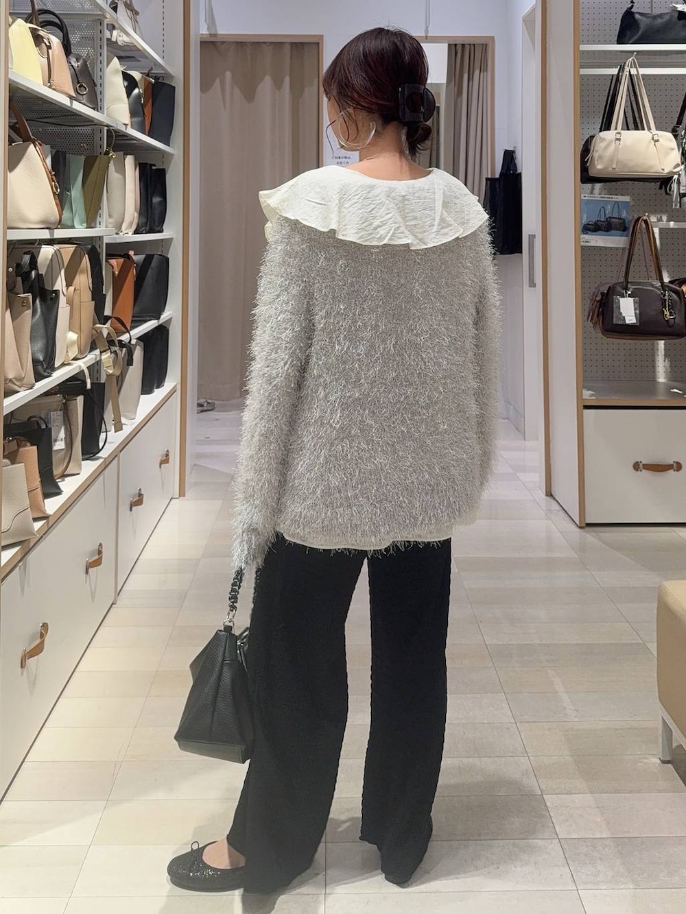 ブラック系のバレエシューズ、グレー系のカーディガン/ボレロ、シルバー系のネックレスを着用したレディースの春コーディネートの6枚目の写真