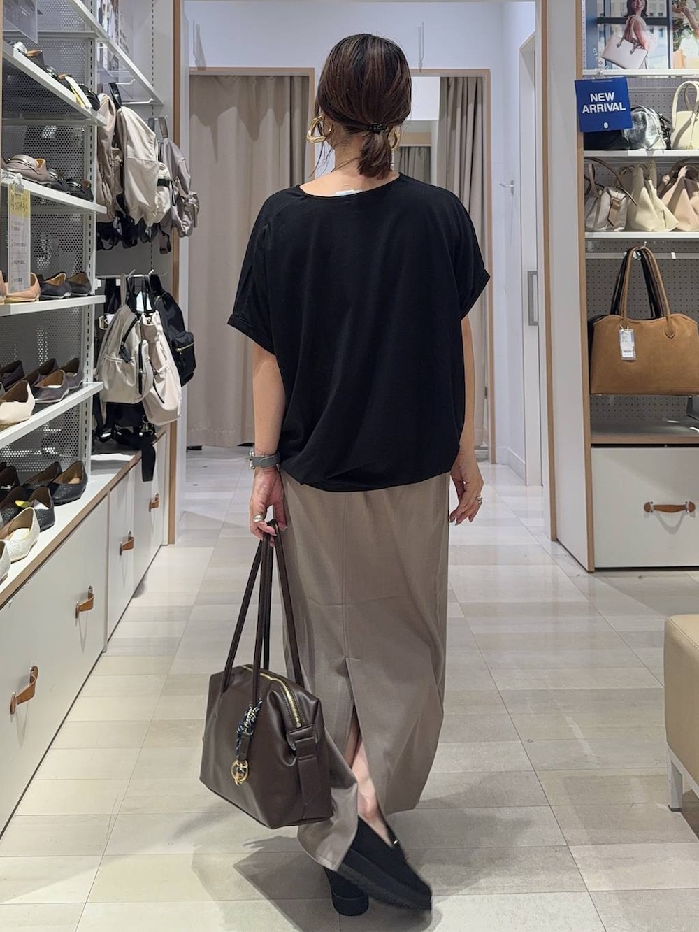 ブラック系のローファー、ブラック系のショルダーバッグ、ブラック系のTシャツ/カットソーを着用したレディースの夏コーディネートの8枚目の写真