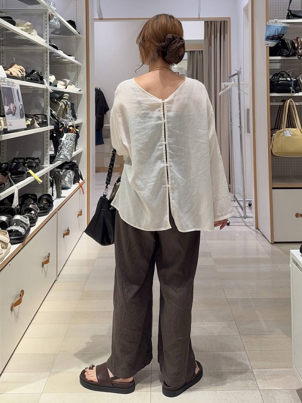 ブラウン系のその他パンツ、ブラウン系のキャミソール、ブラウン系のサンダルを着用したレディースの春コーディネートの9枚目の写真
