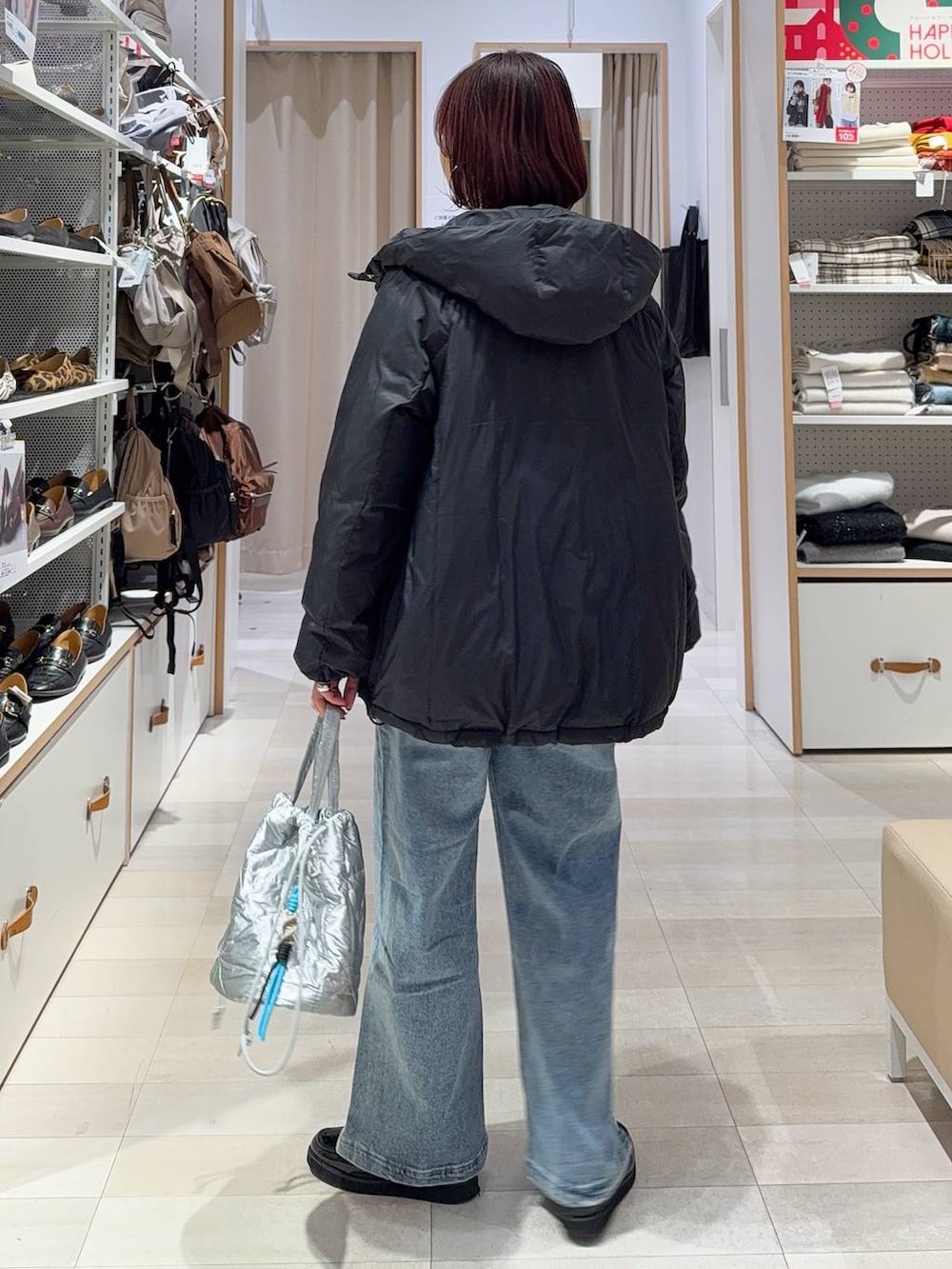 ブラック系のローファー、ブラック系のダウンジャケット/コート、シルバー系のハンドバッグを着用したレディースの冬コーディネートの5枚目の写真