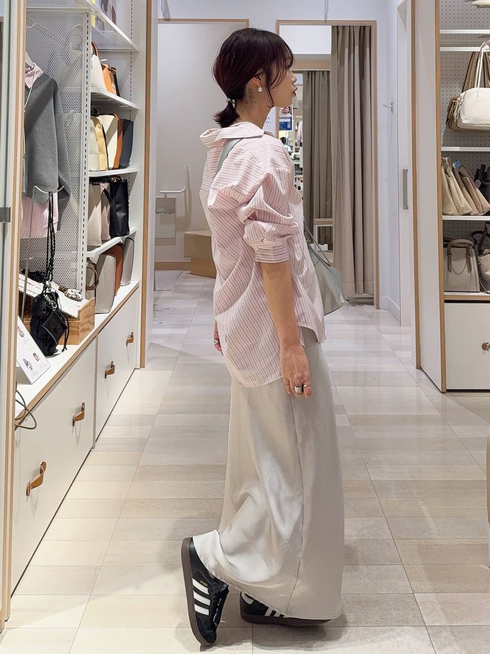 ブラック系のその他アウター、ピンク系のシャツ/ブラウス、グレー系のスカートを着用したレディースの冬コーディネートの7枚目の写真