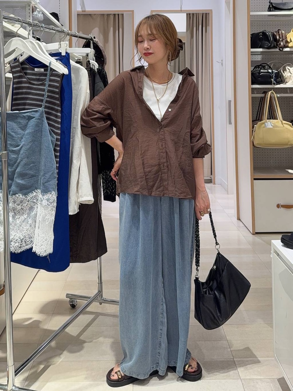 ブラウン系のその他パンツ、ブラウン系のシャツ/ブラウス、ブラウン系のサンダルを着用したレディースの夏コーディネートの5枚目の写真