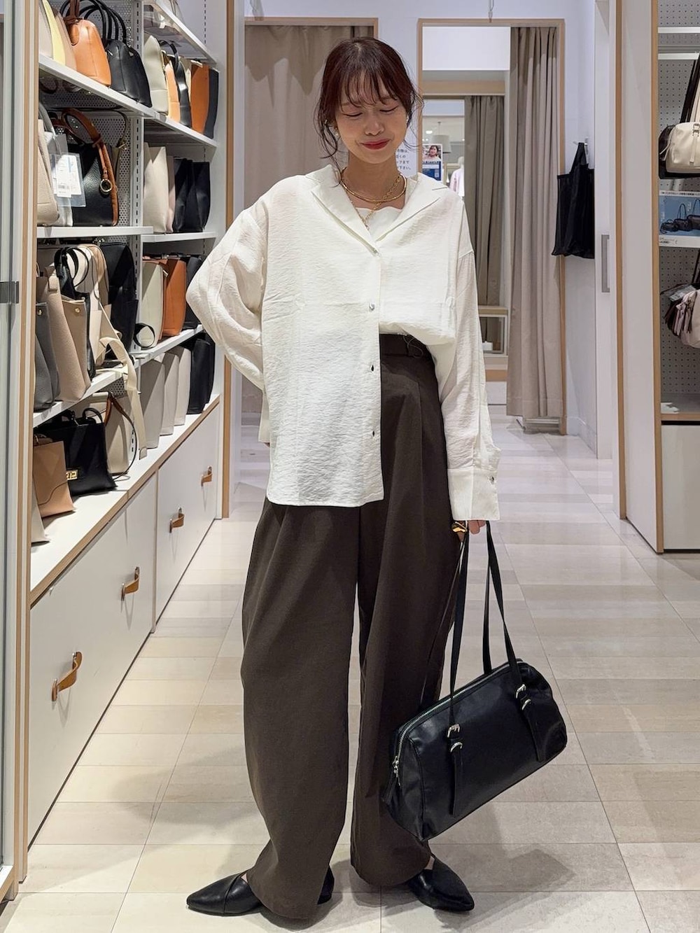 その他のパンプス、ブラウン系のその他パンツ、ベージュ系のショルダーバッグを着用したレディースの春コーディネートの2枚目の写真