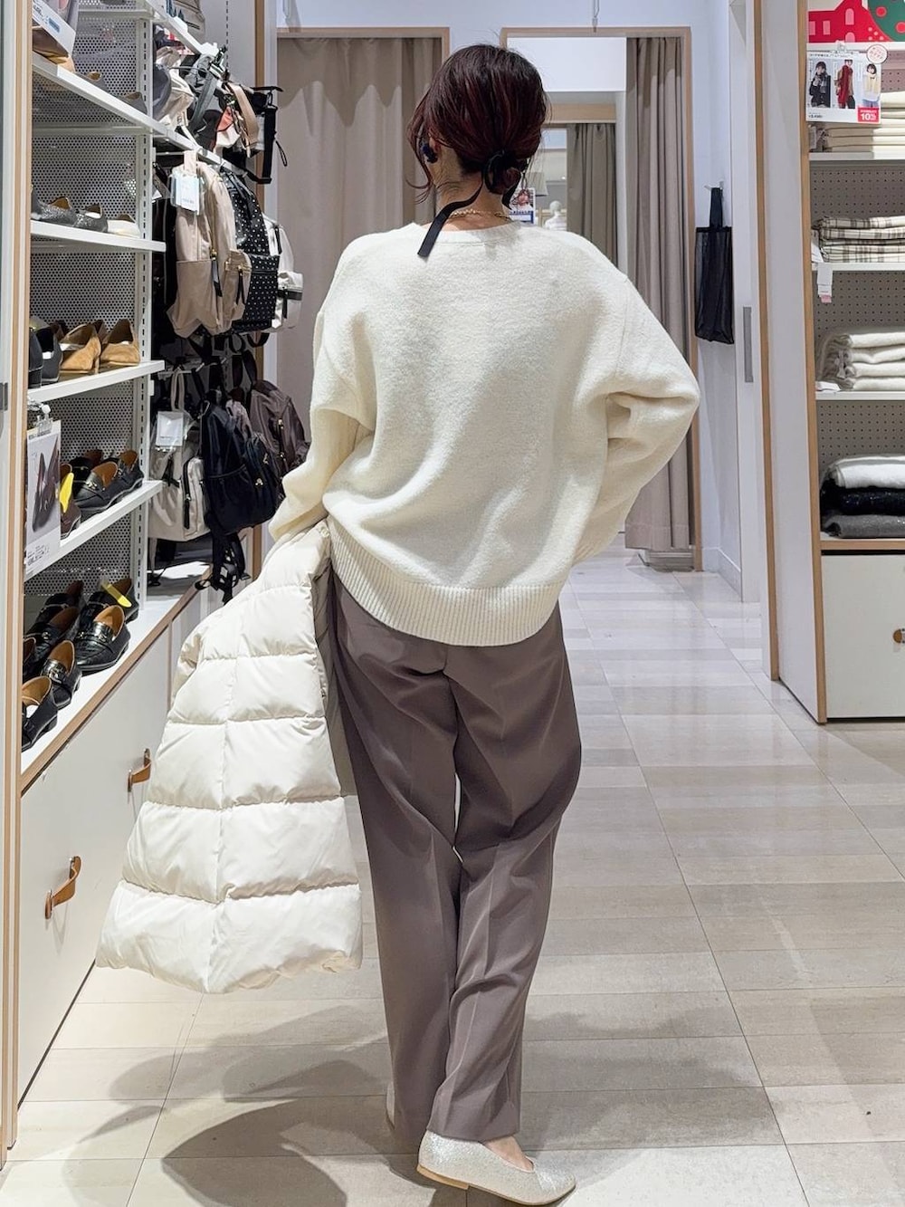 シルバー系のパンプス、ベージュ系のダウンジャケット/コート、ブラウン系のその他パンツを着用したレディースの冬コーディネートの8枚目の写真