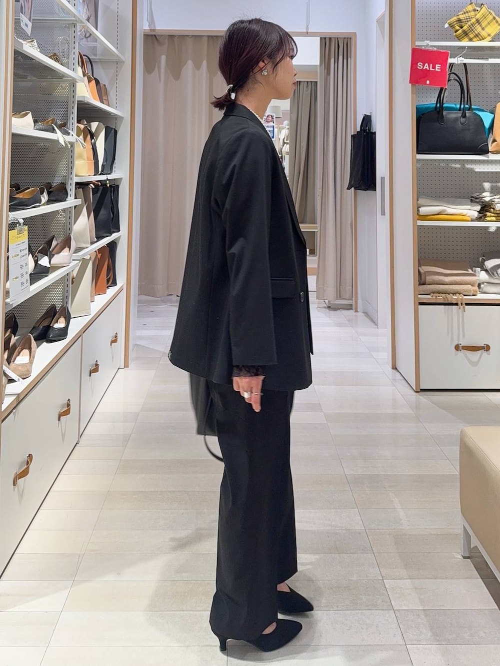 その他のパンプス、ブラック系のキャミソール、ブラック系のTシャツ/カットソーを着用したレディースの冬コーディネートの5枚目の写真