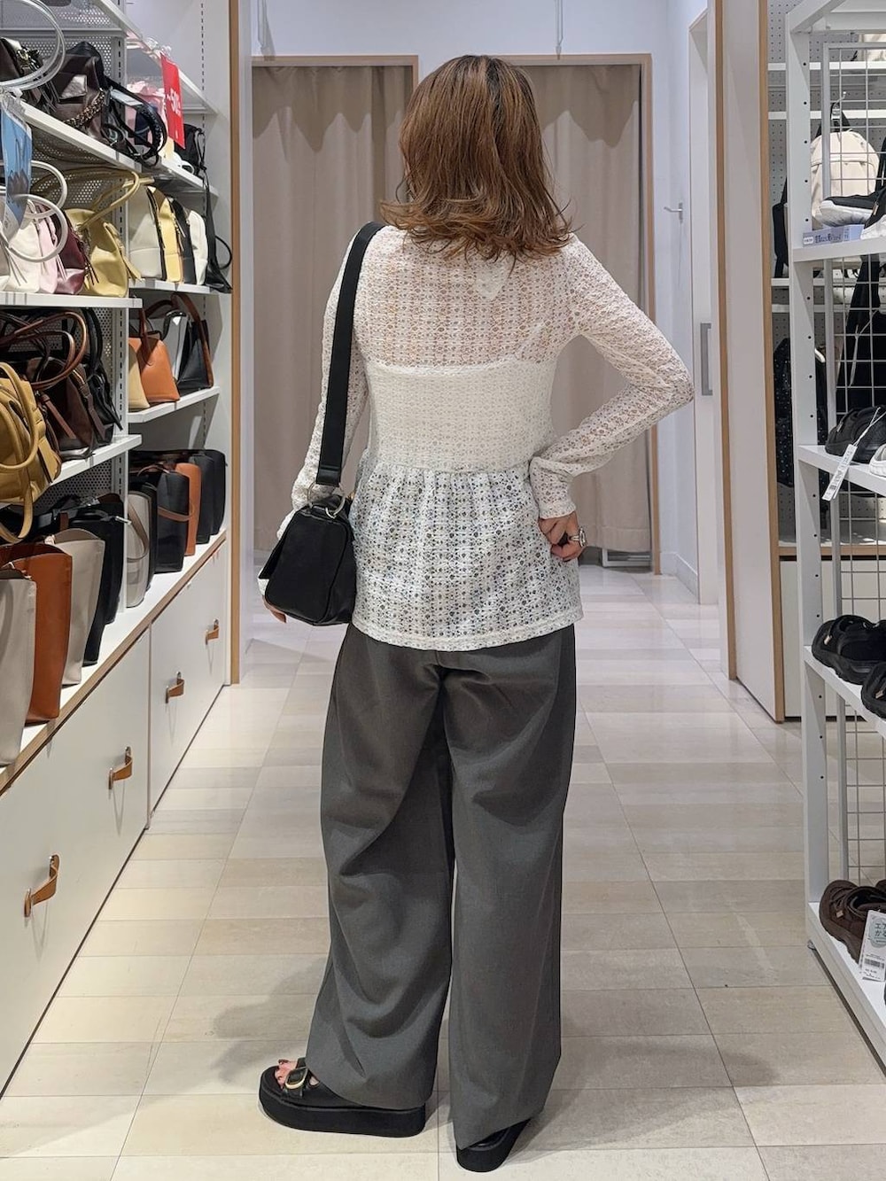 ホワイト系のTシャツ/カットソー、ホワイト系のキャミソール、ブラック系のサンダルを着用したレディースの夏コーディネートの3枚目の写真