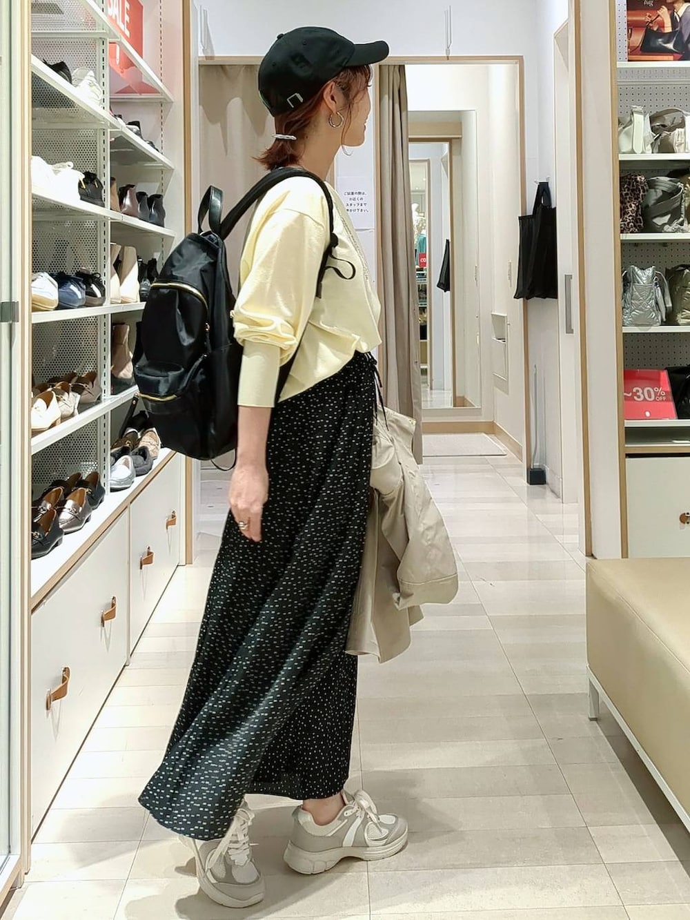 ブラック系のその他パンツ、ブラック系のバックパック/リュック、ベージュ系のマウンテンパーカーを着用したレディースの春コーディネートの6枚目の写真