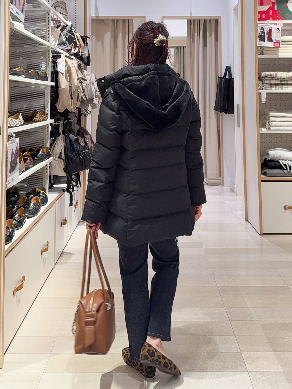 その他のパンプス、ブラウン系のボストンバッグ、ブラック系のダウンジャケット/コートを着用したレディースの冬コーディネートの5枚目の写真