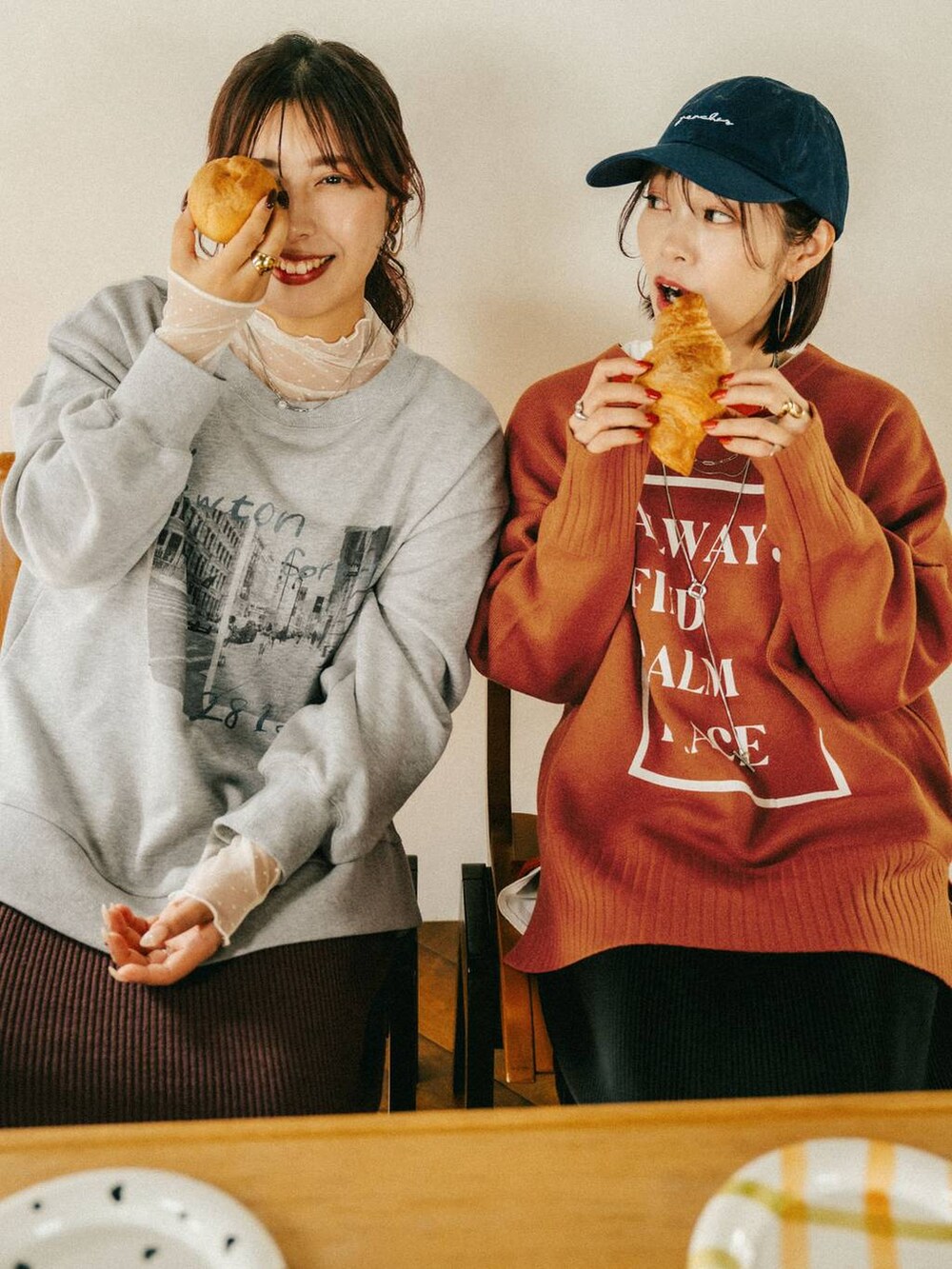 ブルー系のダウンジャケット/コート、ブラック系のスカート、ホワイト系のTシャツ/カットソーを着用したレディースの秋コーディネートの5枚目の写真