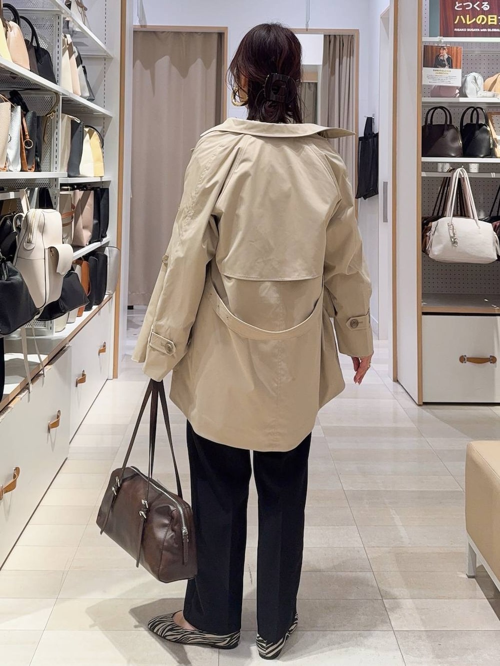 その他のパンプス、ブラック系のセットアップ、ベージュ系のトレンチコートを着用したレディースの冬コーディネートの7枚目の写真