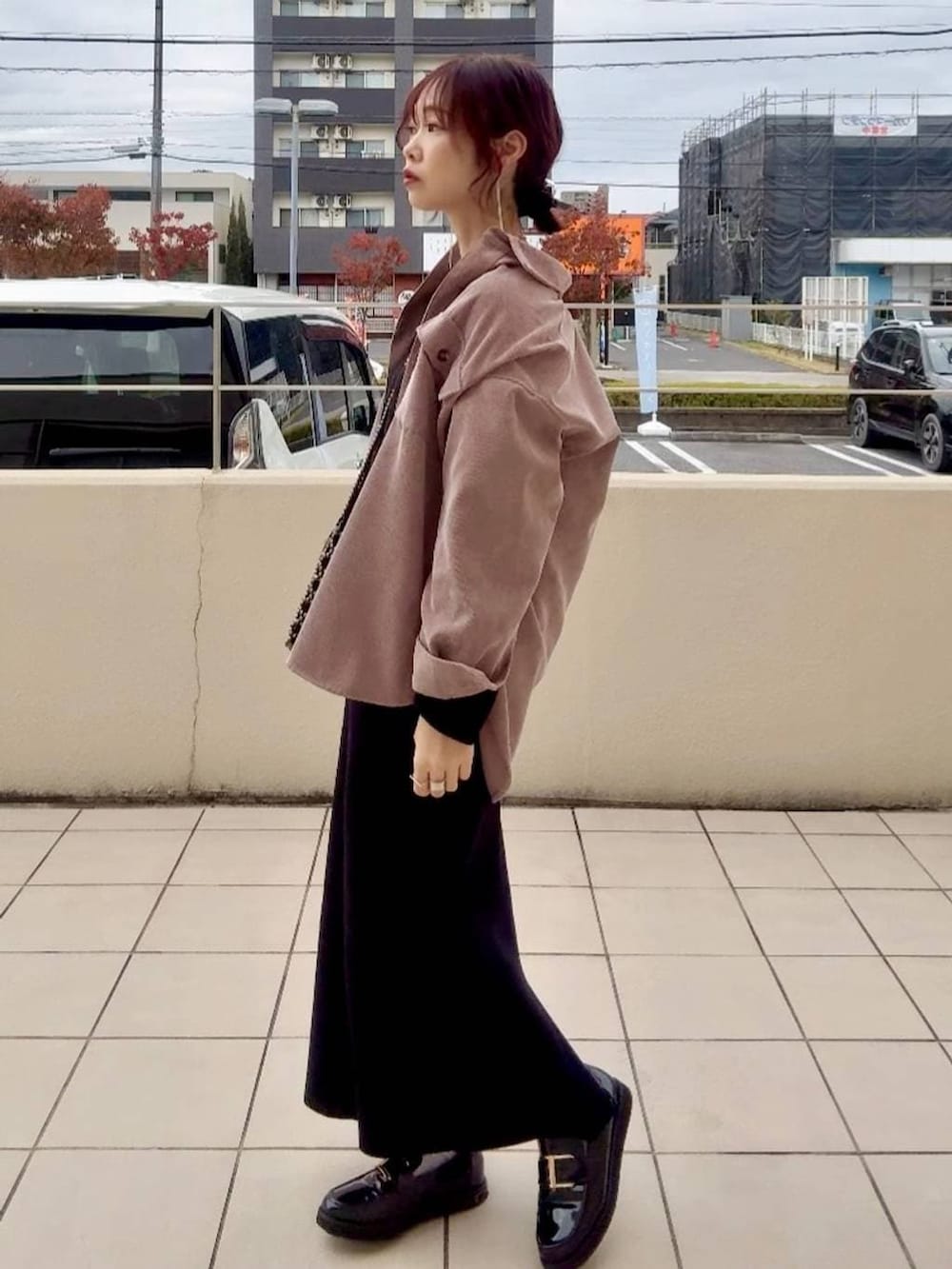 ブラック系のローファー、ブラック系のショルダーバッグ、ピンク系のシャツ/ブラウスを着用したレディースの秋コーディネートの3枚目の写真