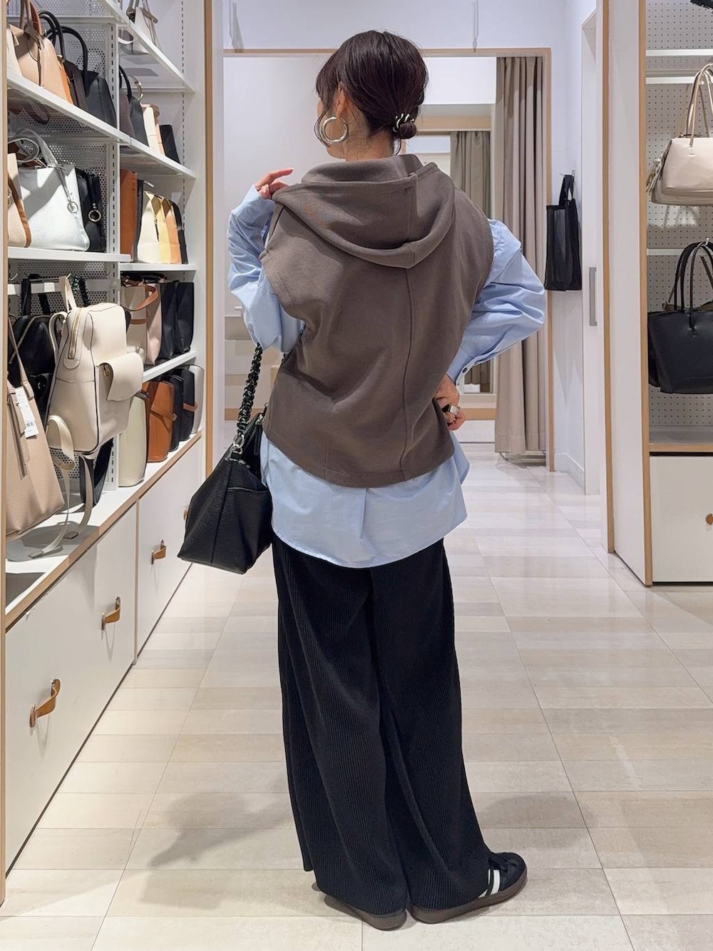 ブルー系のシャツ/ブラウス、ブルー系のデニムジャケット、ブラウン系のベストを着用したレディースの冬コーディネートの7枚目の写真