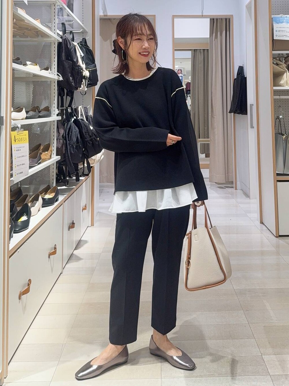 ブラック系のショルダーバッグ、ブラック系のワンピース、ブラウン系のその他パンツを着用したレディースの冬コーディネートの6枚目の写真