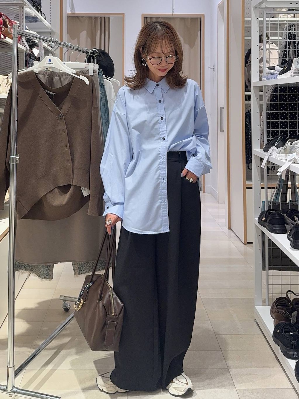 ブルー系のシャツ/ブラウス、ホワイト系のTシャツ/カットソー、ブラック系のショルダーバッグを着用したレディースの秋コーディネートの2枚目の写真