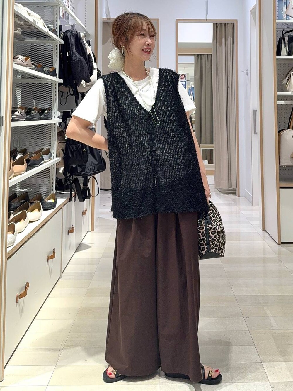 ブラック系のキャミソール、ベージュ系のその他パンツ、ブラック系のTシャツ/カットソーを着用したレディースの夏コーディネートの3枚目の写真