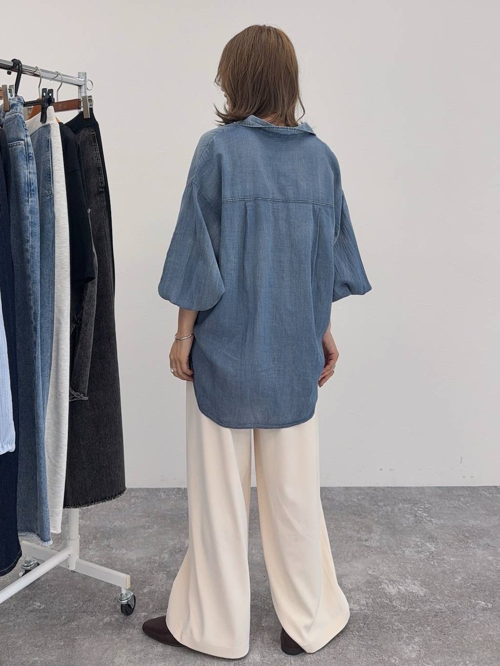 ブラウン系のパンプス、ベージュ系のその他トップス、シルバー系のネックレスを着用したレディースの夏コーディネートの7枚目の写真