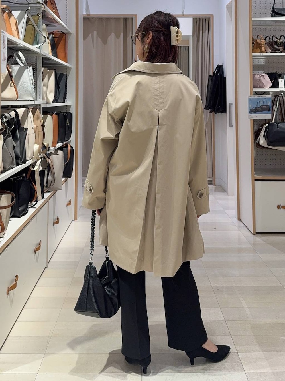 その他のパンプス、ブラック系のスラックス、ベージュ系のステンカラーコートを着用したレディースの春コーディネートの4枚目の写真