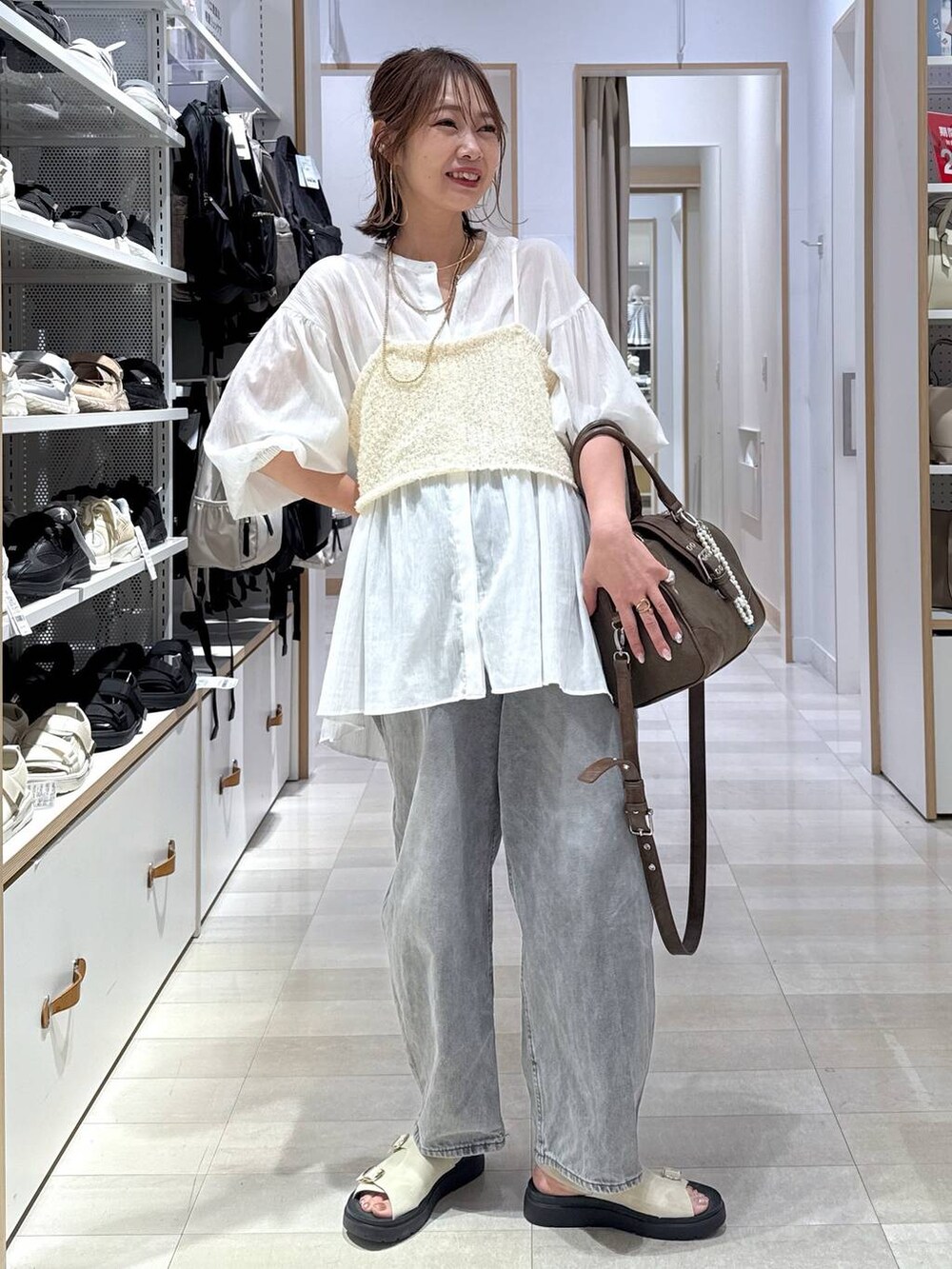 「きれいめ、ベーシック/シンプル、着痩せ・細見え、ママコーデ、体型カバー、カジュアル、GLOBAL WORK」|「GLOBAL WORKのGOODデニムカーブパンツ/143956(デニムパンツ、グレー系)」を使った、せこ子さん(レディース・159cm)の春コーディネートの2枚目の写真