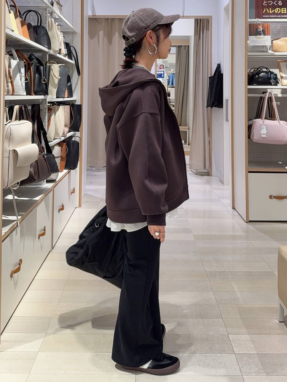 ブラック系のトートバッグ、ホワイト系のTシャツ/カットソー、ブラック系のスウェットを着用したレディースの春コーディネートの6枚目の写真