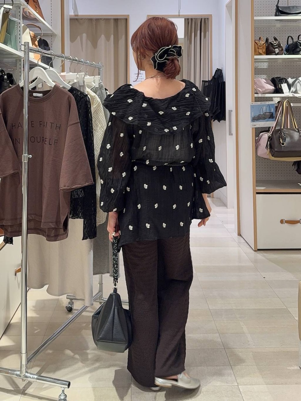 ホワイト系のキャミソール、ブラウン系のその他パンツ、ブラック系のワンピースを着用したレディースの春コーディネートの6枚目の写真