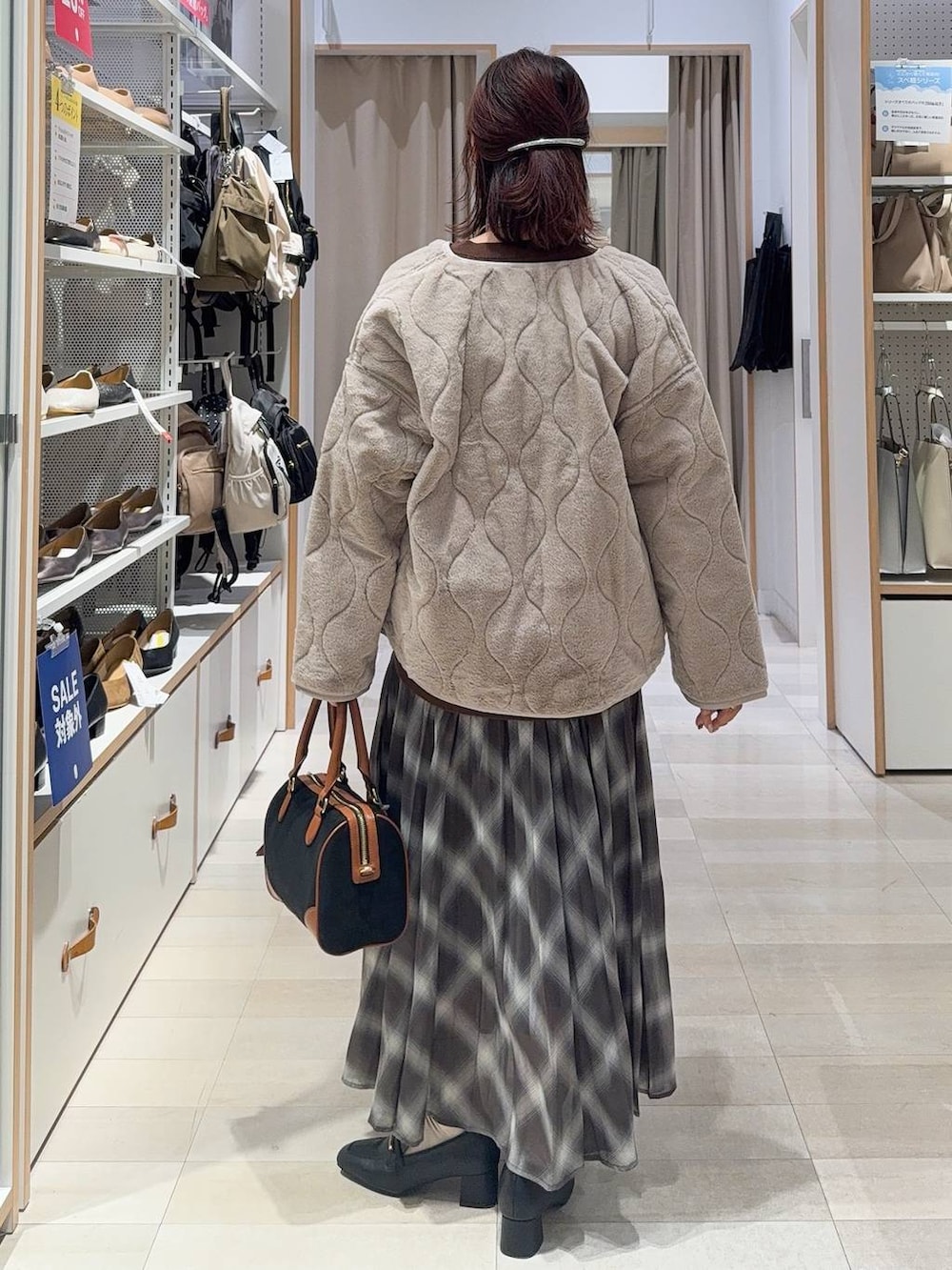 ブラック系のローファー、ベージュ系のブルゾン、ブラウン系のスウェットを着用したレディースの秋コーディネートの7枚目の写真