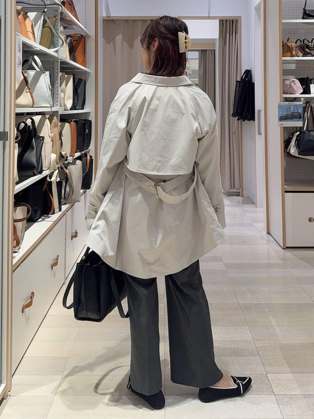 その他のパンプス、グレー系のその他パンツ、ブラック系のトートバッグを着用したレディースの春コーディネートの5枚目の写真