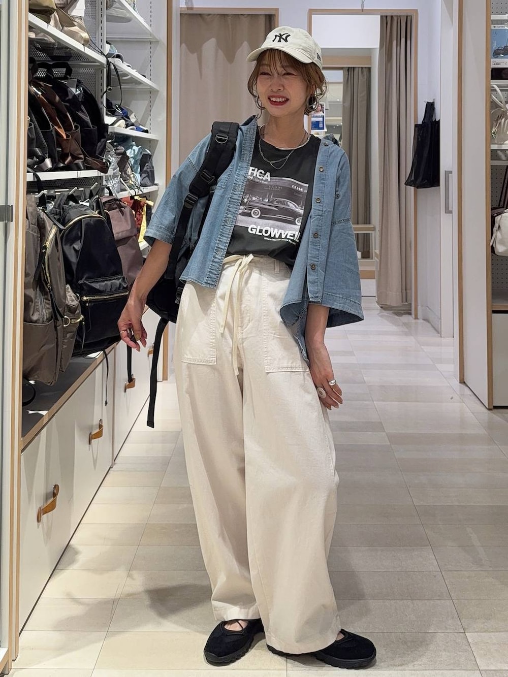 ベージュ系のその他パンツ、ホワイト系のタンクトップ、ブルー系のシャツ/ブラウスを着用したレディースの夏コーディネートの3枚目の写真