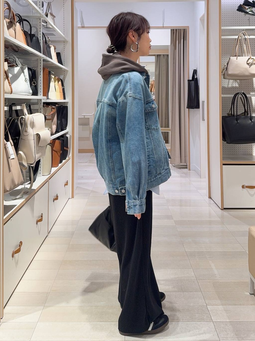 ブルー系のシャツ/ブラウス、ブルー系のデニムジャケット、ブラウン系のベストを着用したレディースの冬コーディネートの4枚目の写真