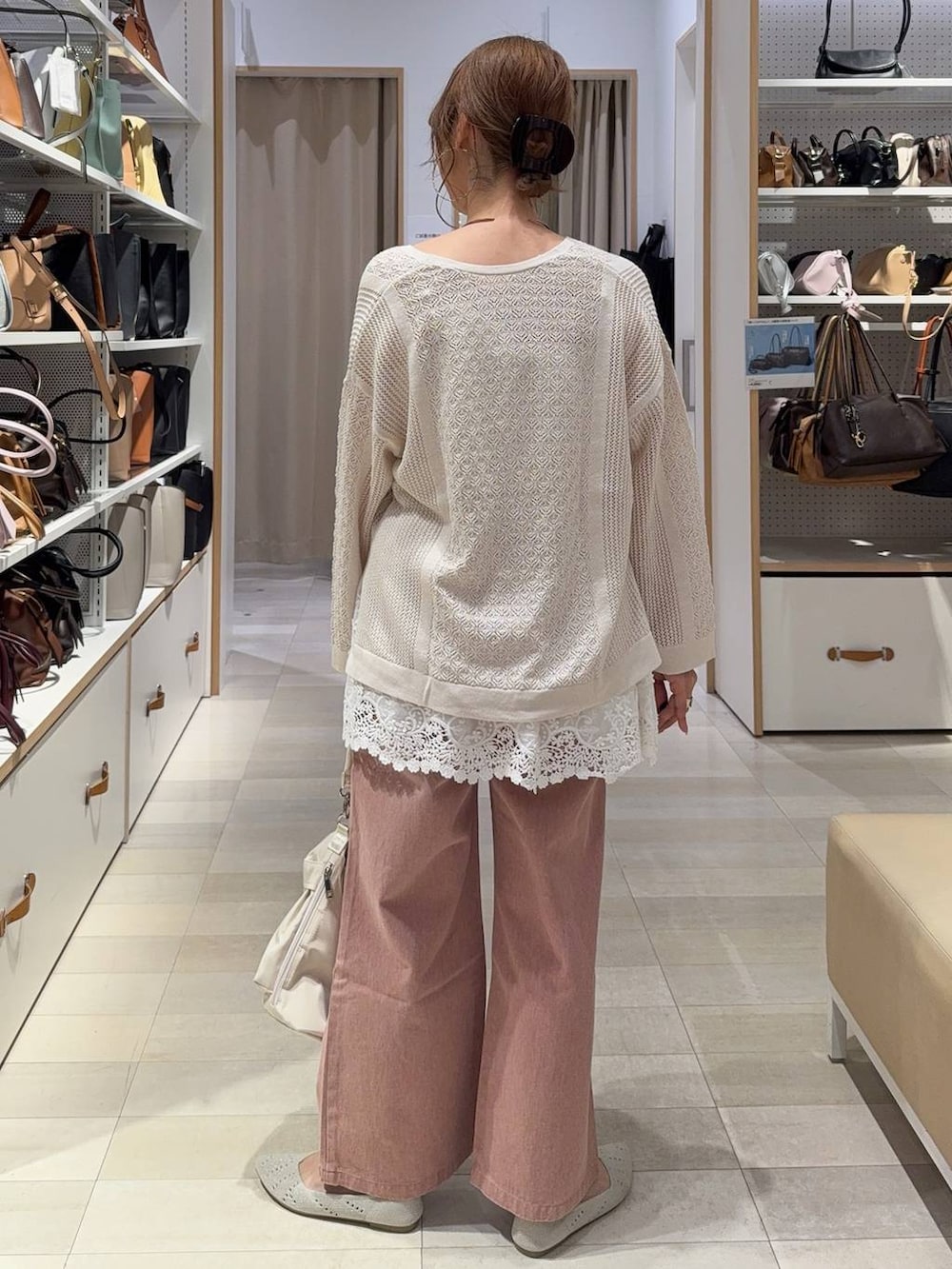 ホワイト系のショルダーバッグ、ピンク系のデニムパンツ、ホワイト系のパンプスを着用したレディースの春コーディネートの4枚目の写真