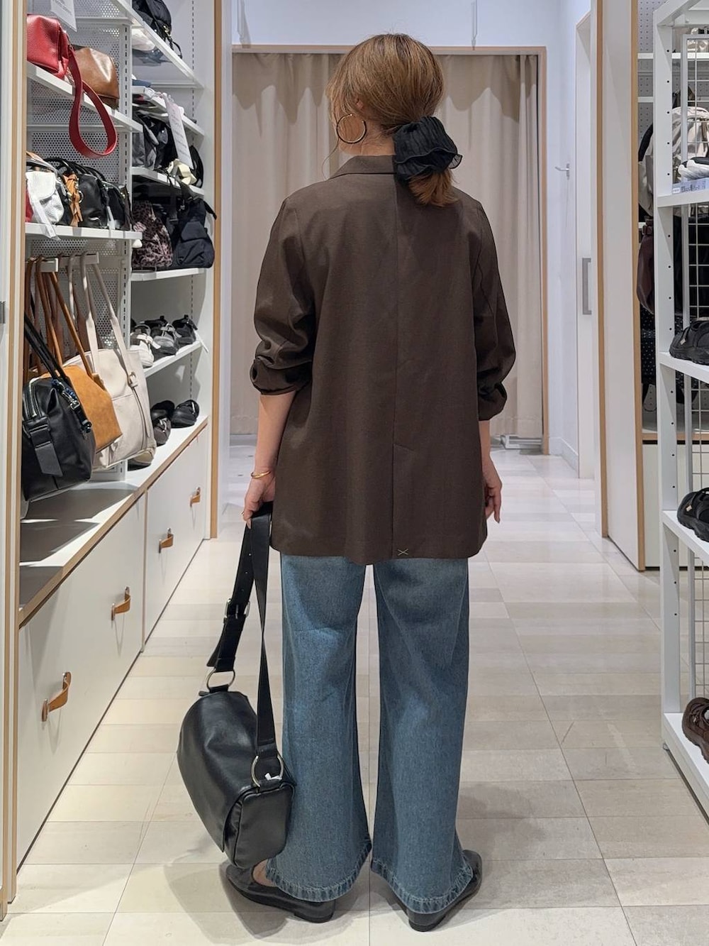 ブラック系のパンプス、ホワイト系のTシャツ/カットソー、ブラウン系のテーラードジャケットを着用したレディースの秋コーディネートの5枚目の写真