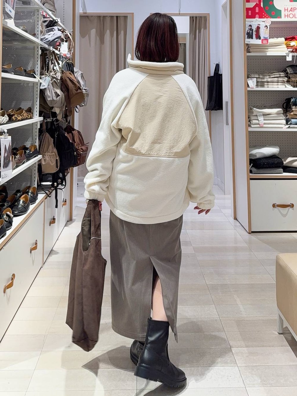 ブラウン系のスカート、ブラウン系のトートバッグ、ホワイト系のTシャツ/カットソーを着用したレディースの冬コーディネートの5枚目の写真