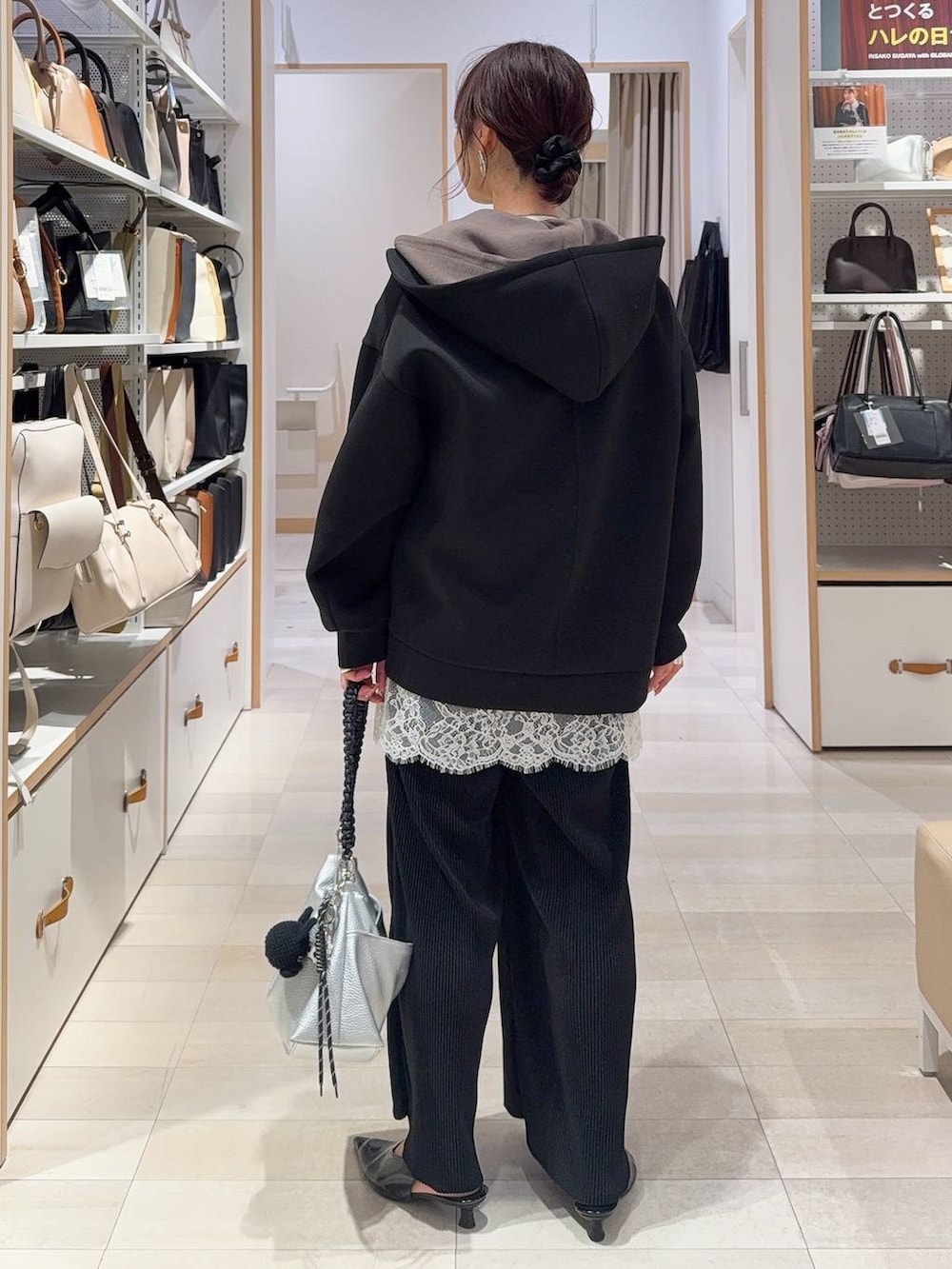 ホワイト系のTシャツ/カットソー、ブラック系のパーカー、ホワイト系のキャミソールを着用したレディースの冬コーディネートの8枚目の写真