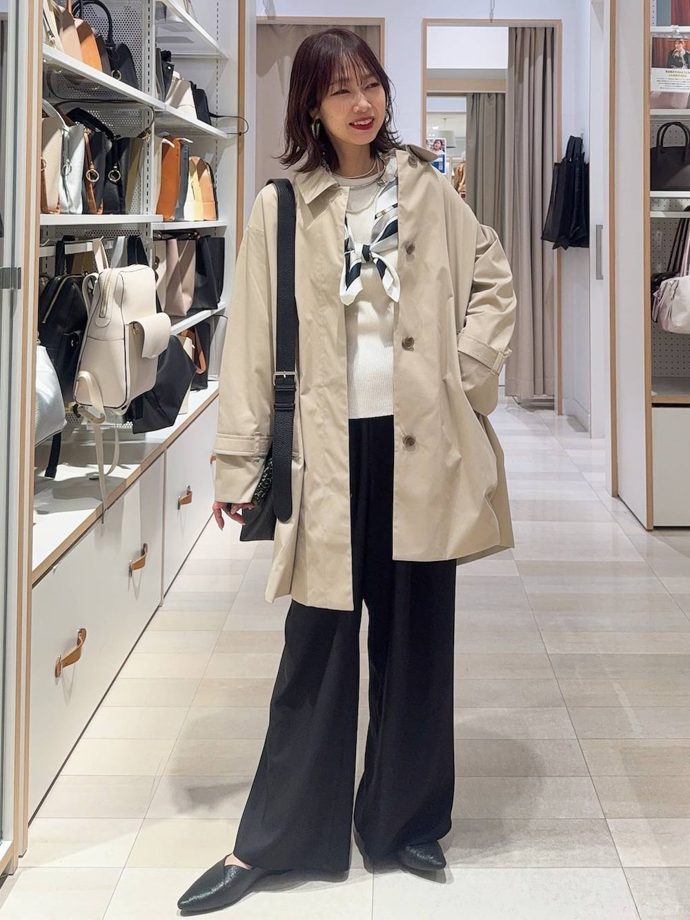 その他のショルダーバッグ、その他のパンプス、ブラウン系のニット/セーターを着用したレディースの春コーディネートの3枚目の写真